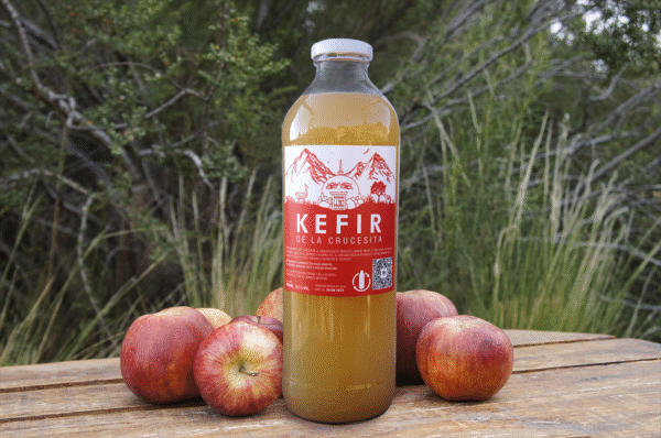 Kefir de Agua de Manzana elaborado con agua de vertiente naturla de la cordillera de Los Andes, Manzanas ecologicas y azucar organica.