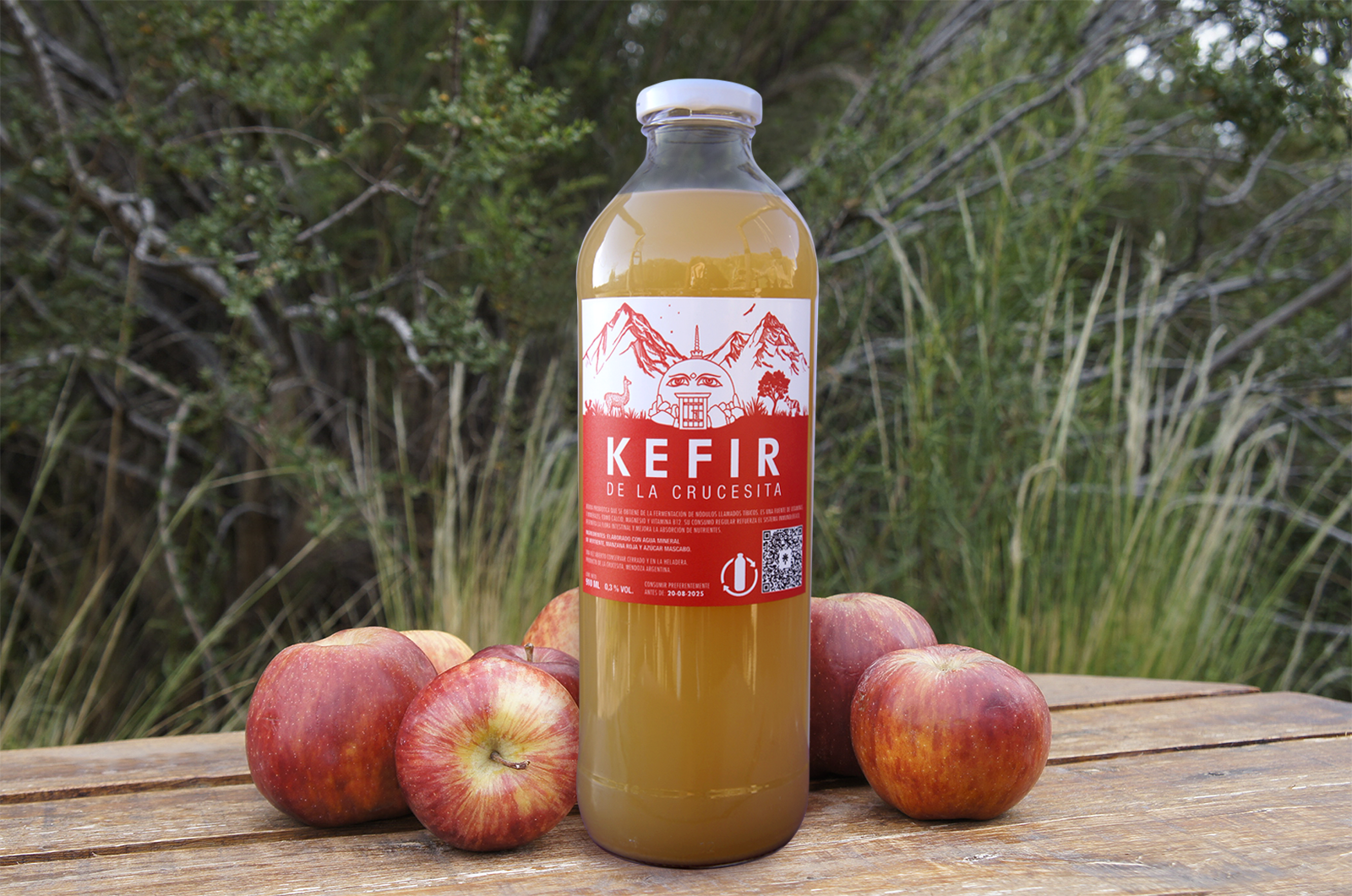 Kefir de Agua de Manzana elaborado con agua de vertiente naturla de la cordillera de Los Andes, Manzanas ecologicas y azucar organica.